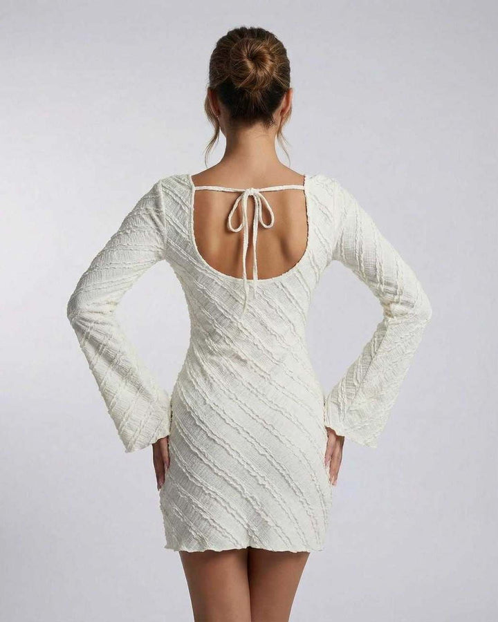 Vestido de fiesta mini blanco con espalda descubierta y silueta A. Estilo moderno para mujer.