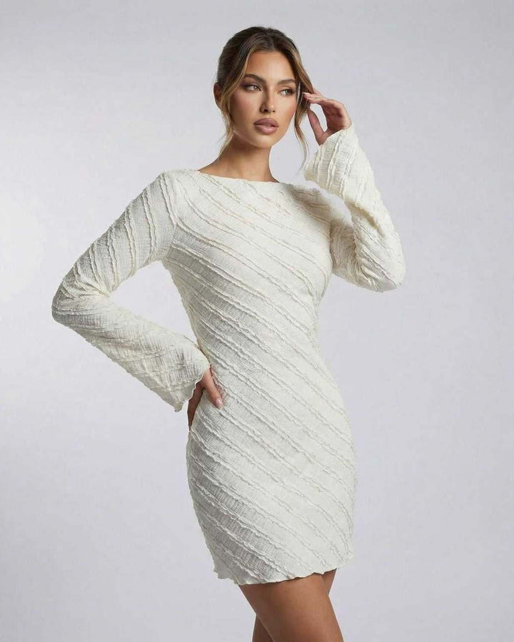 Sienna: Vestido mini blanco, escote barco y mangas acampanadas. Estilo elegante y sofisticado.