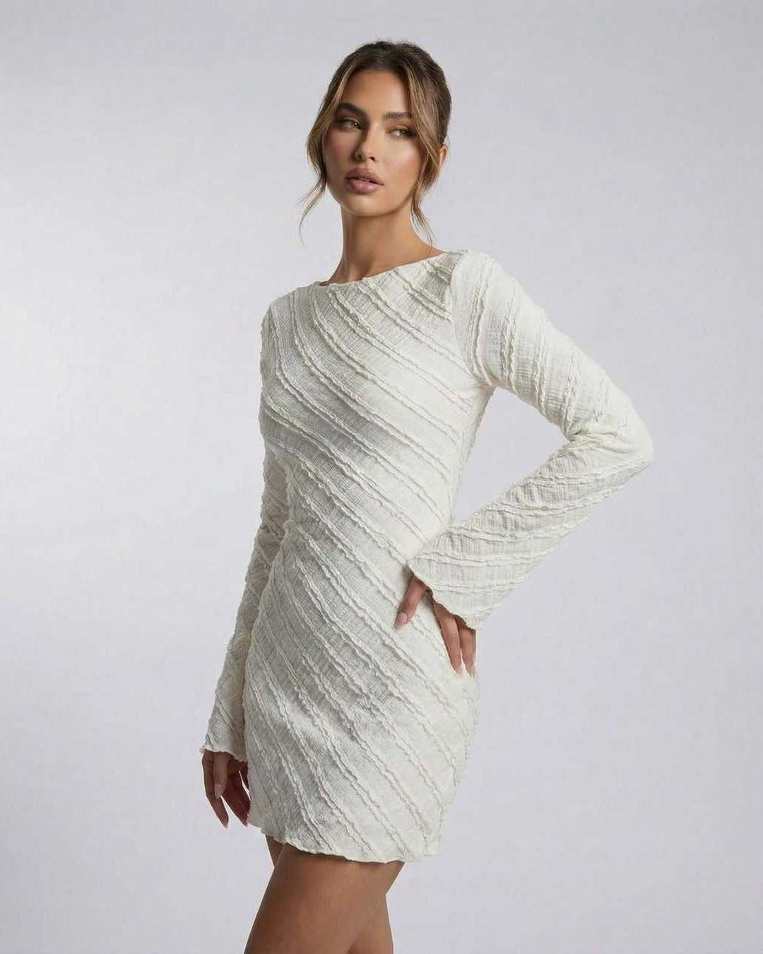 Elegante vestido mini blanco para noche, con mangas acampanadas y escote barco. Modelo Sienna.