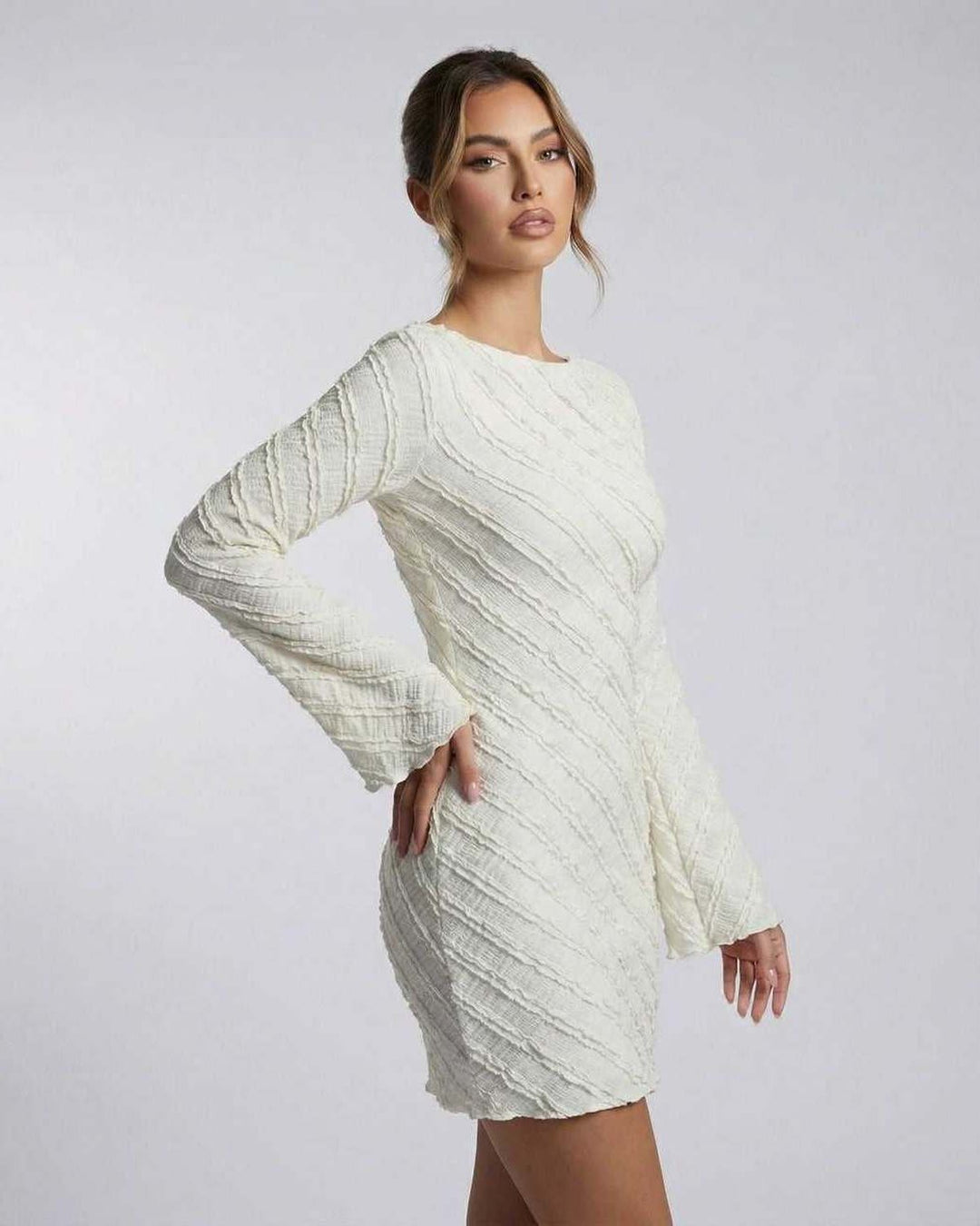 Vestido cóctel blanco Sienna, corte mini, espalda descubierta. Ideal para eventos y ocasiones.