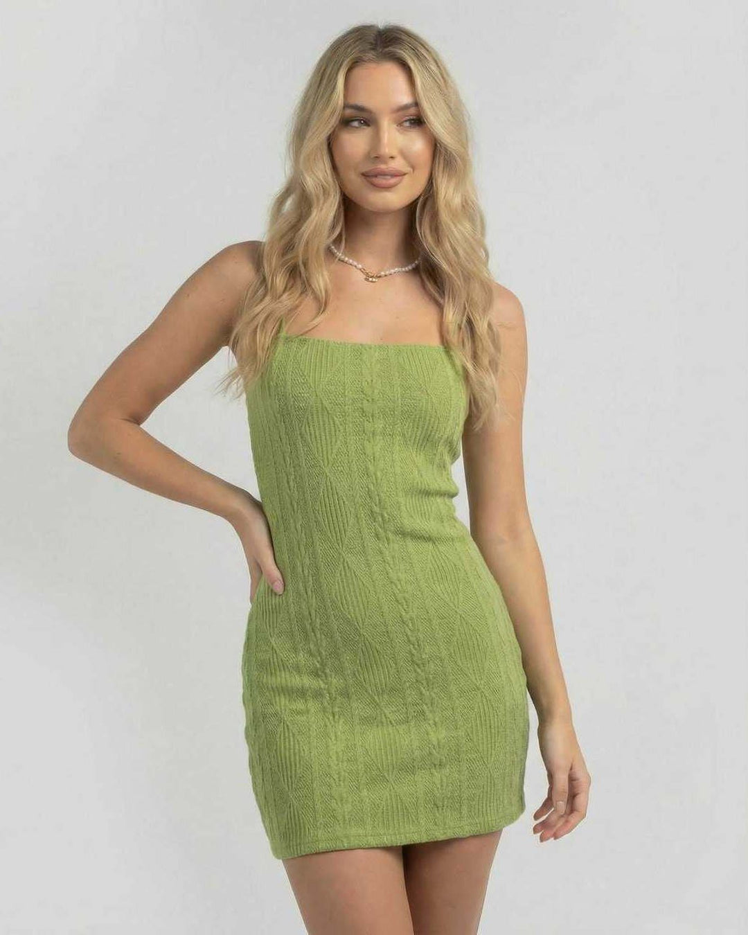 Vestido mini verde esmeralda ajustado de mujer, diseño ceñido y espalda abierta. Estilo moderno para verano.