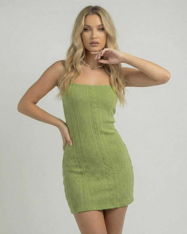 Elegante vestido mini verde ceñido de mujer con espalda descubierta. Perfecto para eventos de moda y cóctel.