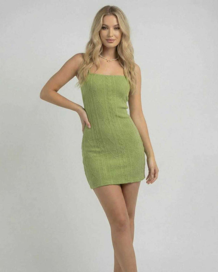 Vestido mini verde de moda, ceñido al cuerpo con espalda abierta. Tendencia para mujer, perfecto para cóctel.