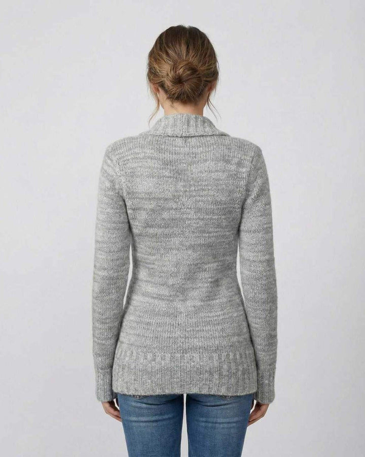 Suéter ajustado de mujer con escote en V y botones, manga larga. Versátil para invierno, disponible en gris y blanco.