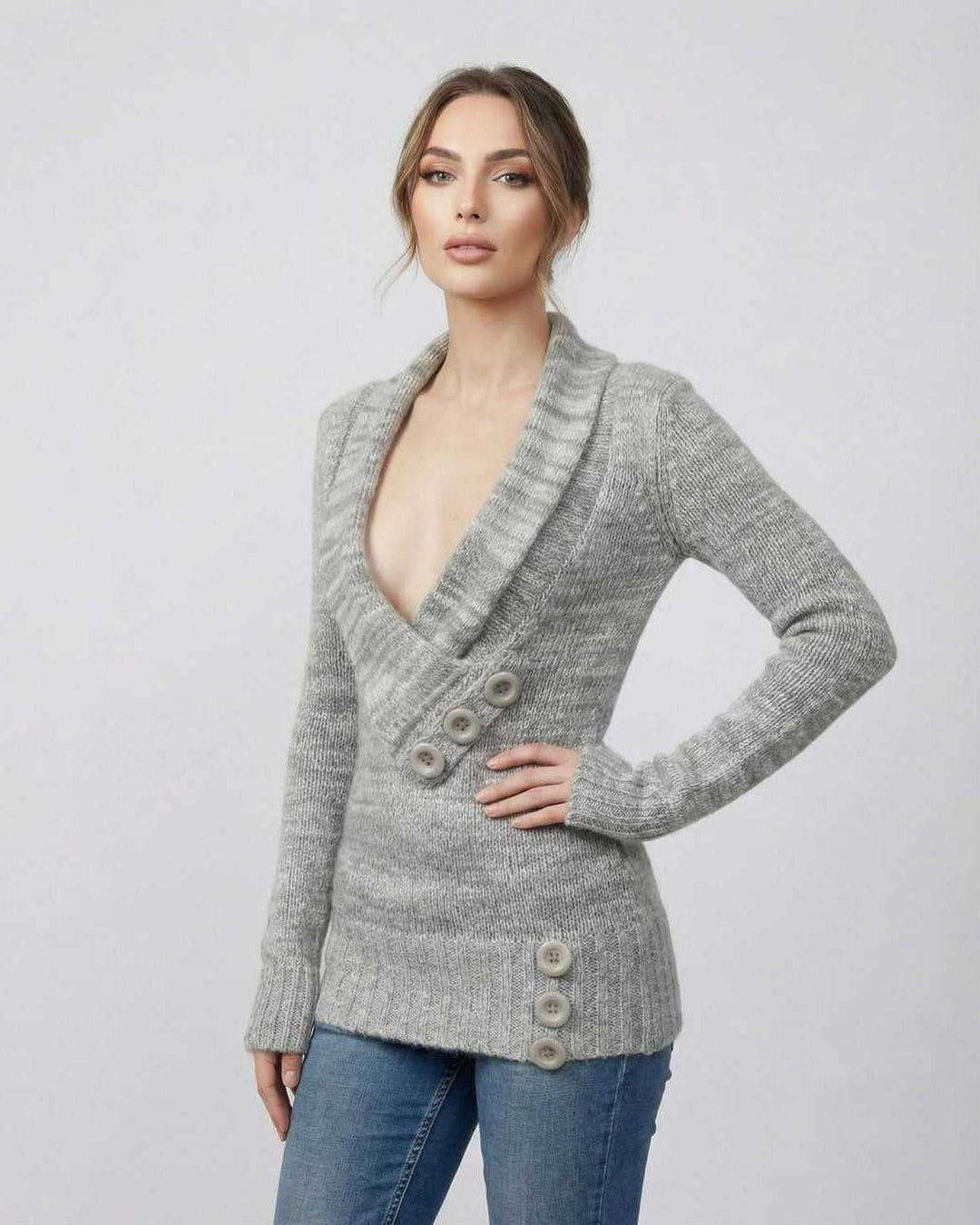 Suéter gris de mujer, diseño con escote en V y botones decorativos. Prenda de manga larga, ideal para estilo casual.