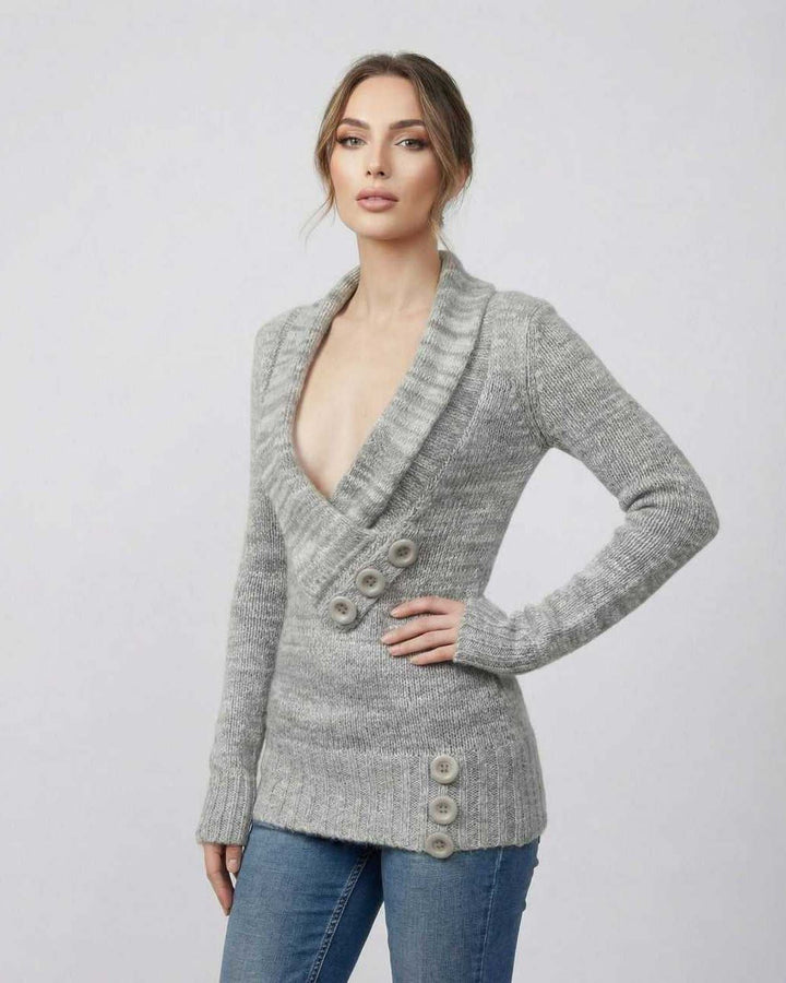 Suéter gris de mujer, diseño con escote en V y botones decorativos. Prenda de manga larga, ideal para estilo casual.