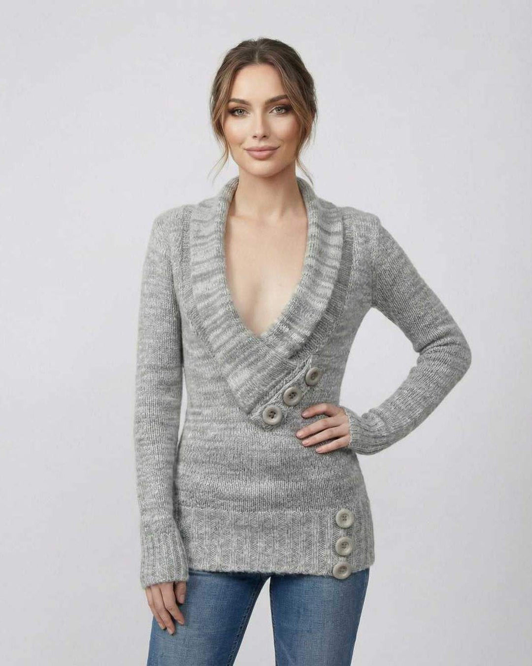 Suéter femenino con escote en V, botones funcionales y manga larga. Atuendo chic para días frescos de invierno.