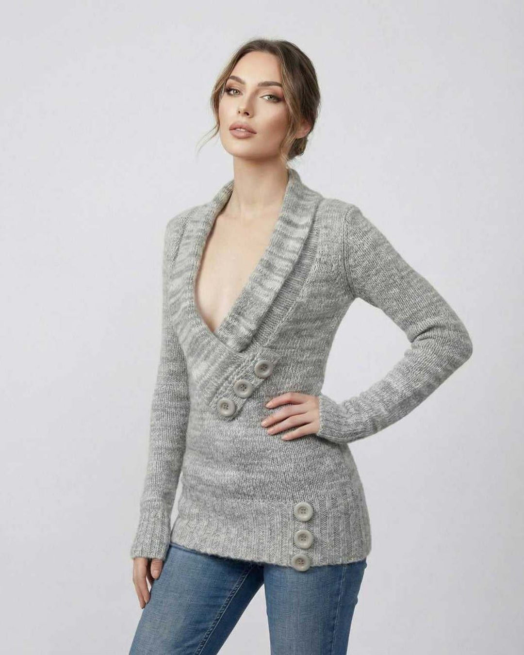 Suéter mujer gris escote V con botones frontales, manga larga. Ideal para look casual o elegante de otoño.