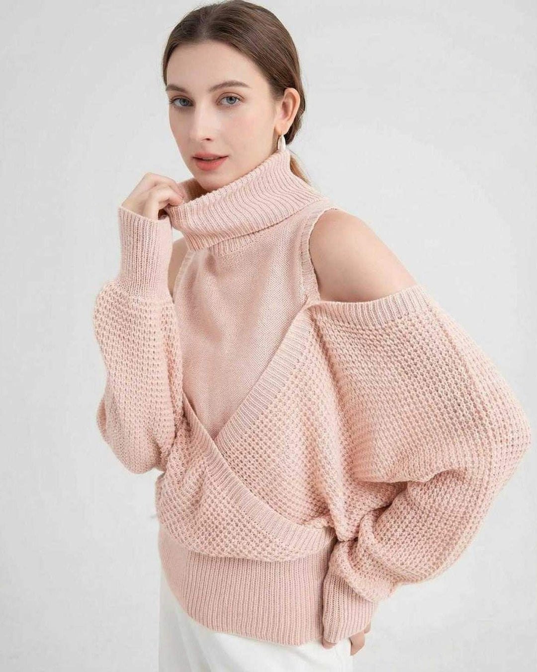 Suéter de punto blanco para mujer, estilo Valencia hombros descubiertos. Elegancia casual.