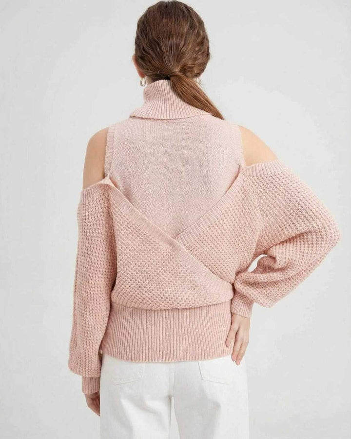 Pullover blanco de moda femenina con hombros al aire. Suéter elegante y cómodo para invierno.