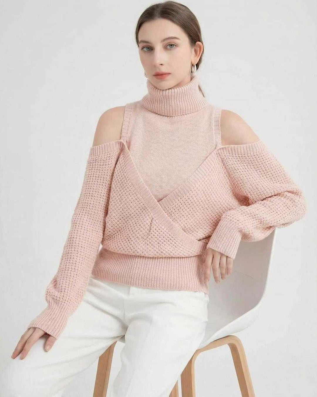 Elegante suéter blanco de punto, hombros descubiertos. Pullover casual mujer, ideal para invierno.
