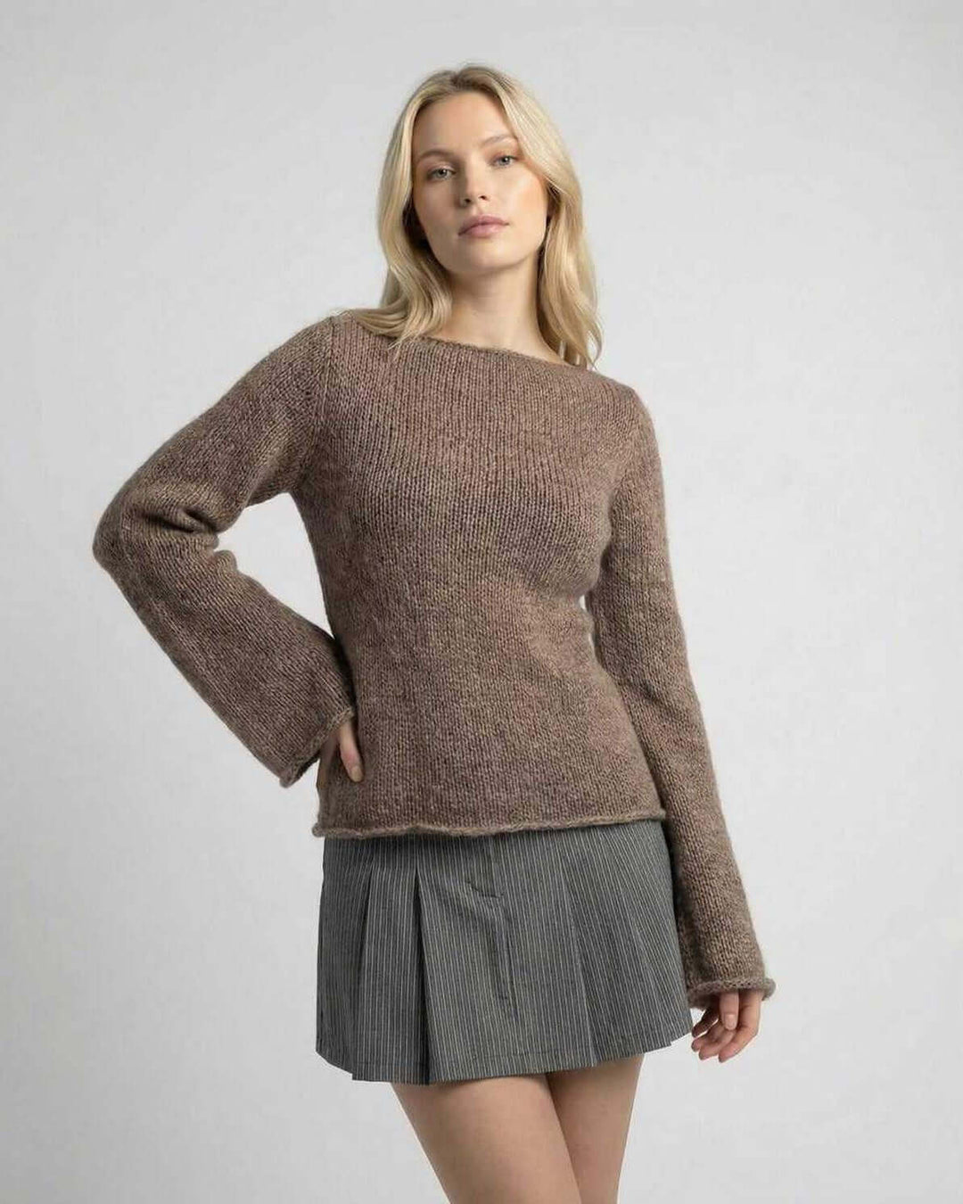 Acogedor suéter de invierno Sienna color marrón para mujer, con detalle de manga acampanada, muy cómodo.
