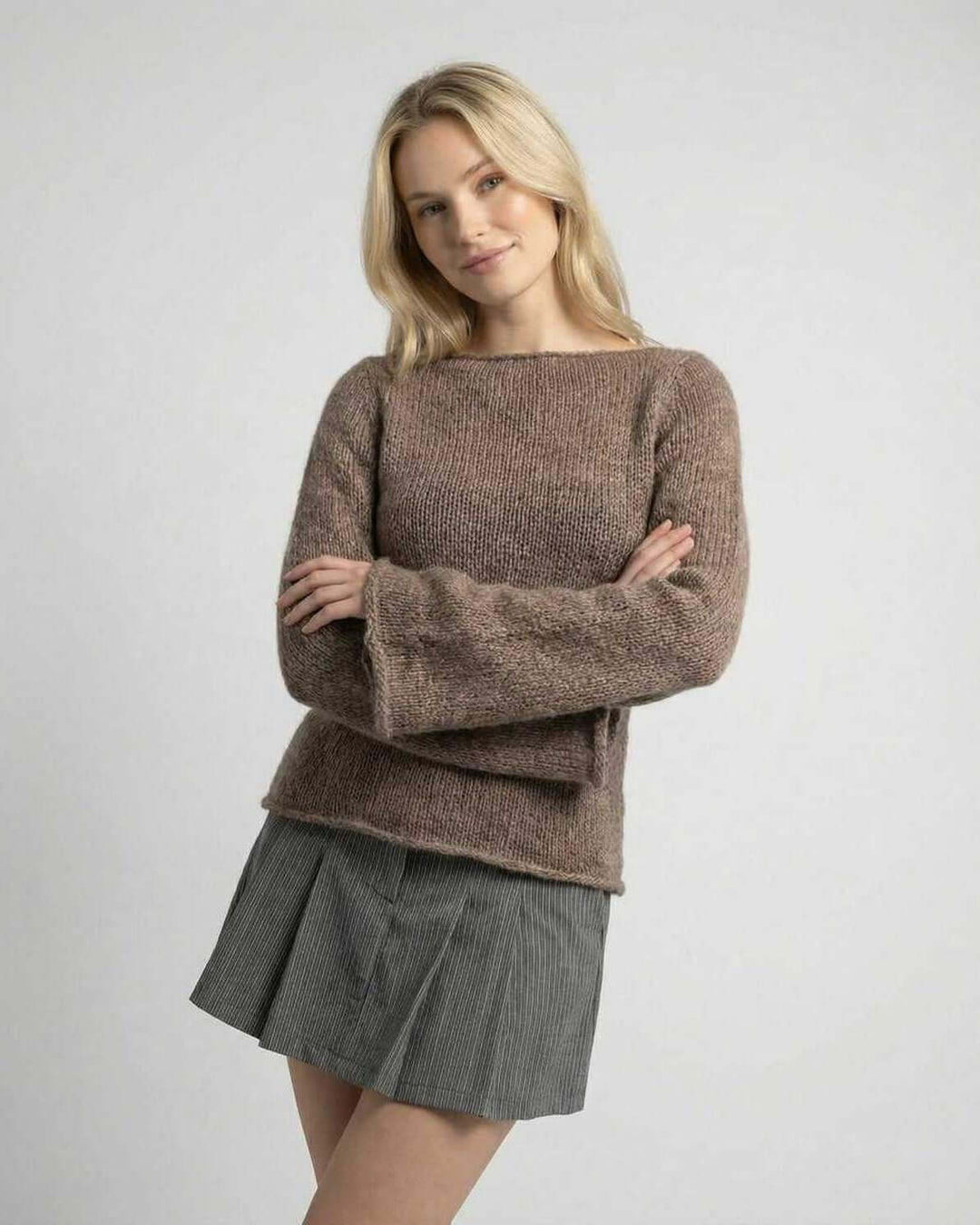 Suéter para mujer marrón estilo Sienna con mangas acampanadas, perfecto para un look casual o elegante.