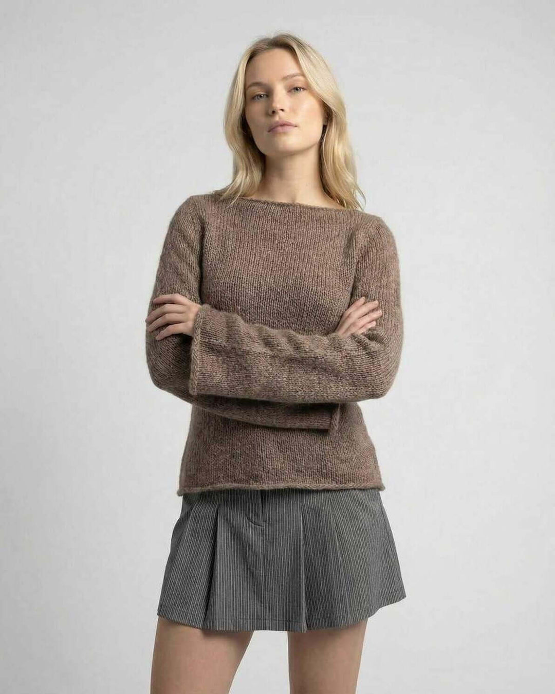 Ropa femenina: Suéter Sienna marrón de invierno, manga acampanada, cuello redondo, moda versátil.