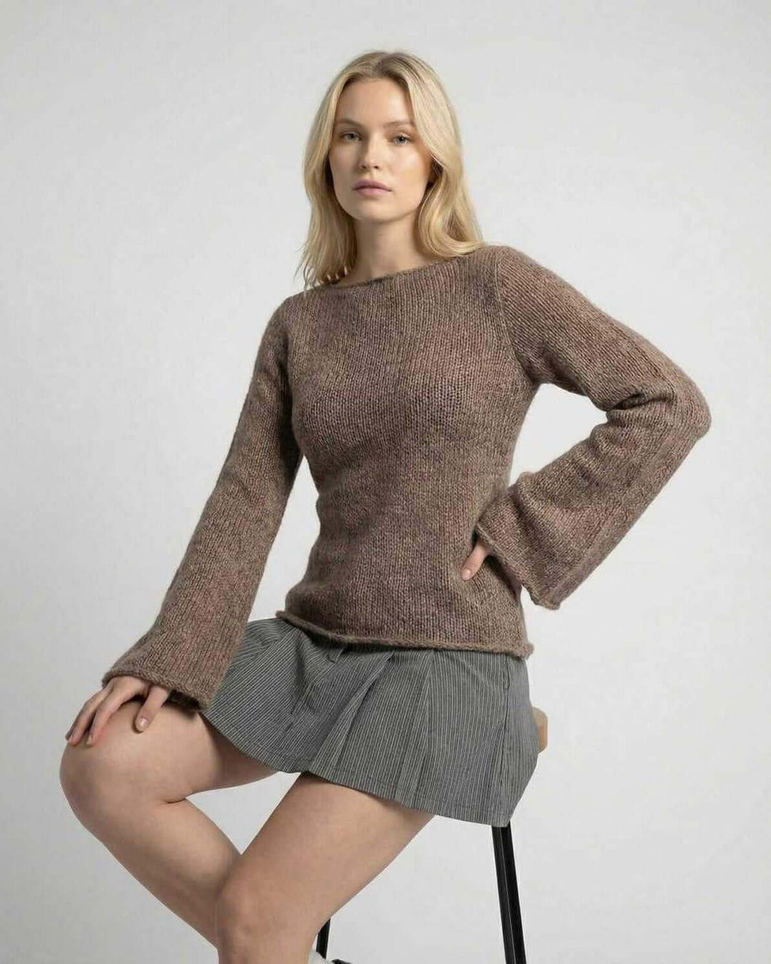 Suéter de otoño-invierno marrón Sienna para mujer, cuello redondo, mangas acampanadas. Ropa femenina chic.