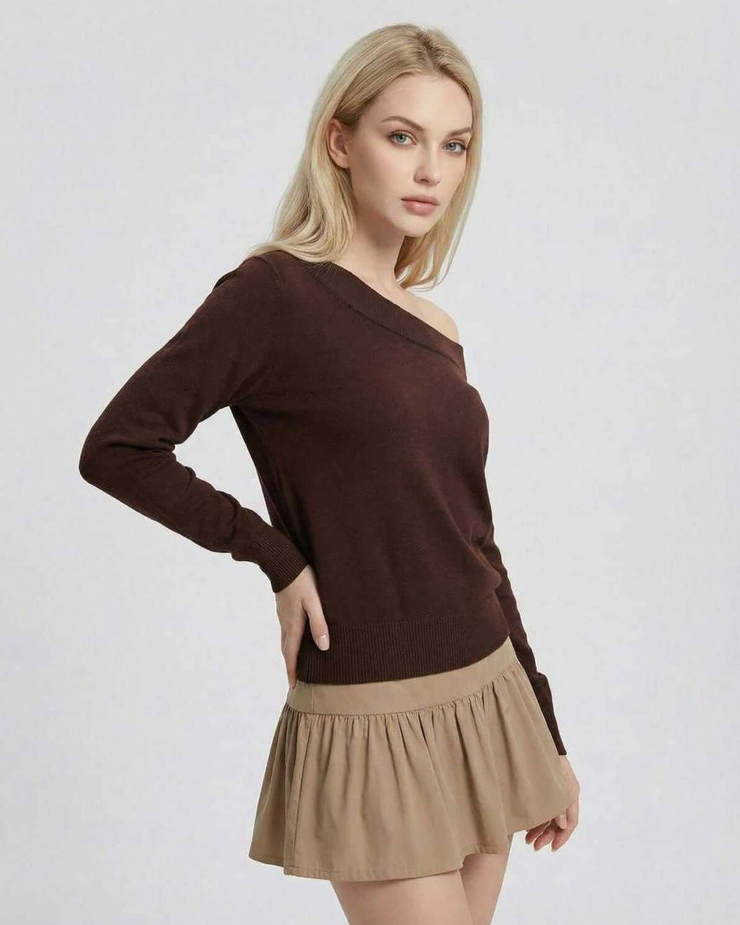 Modelo luciendo suéter marrón con hombros descubiertos. Pullover de mujer cómodo y chic, ideal para el otoño.