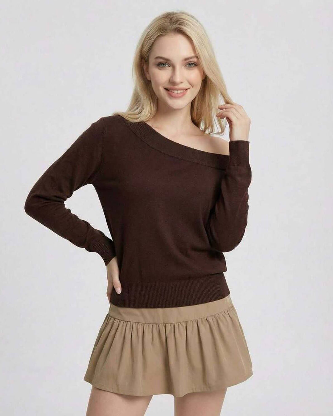 Suéter de mujer marrón de manga larga con hombros descubiertos. Diseño elegante y moderno para ropa de invierno.