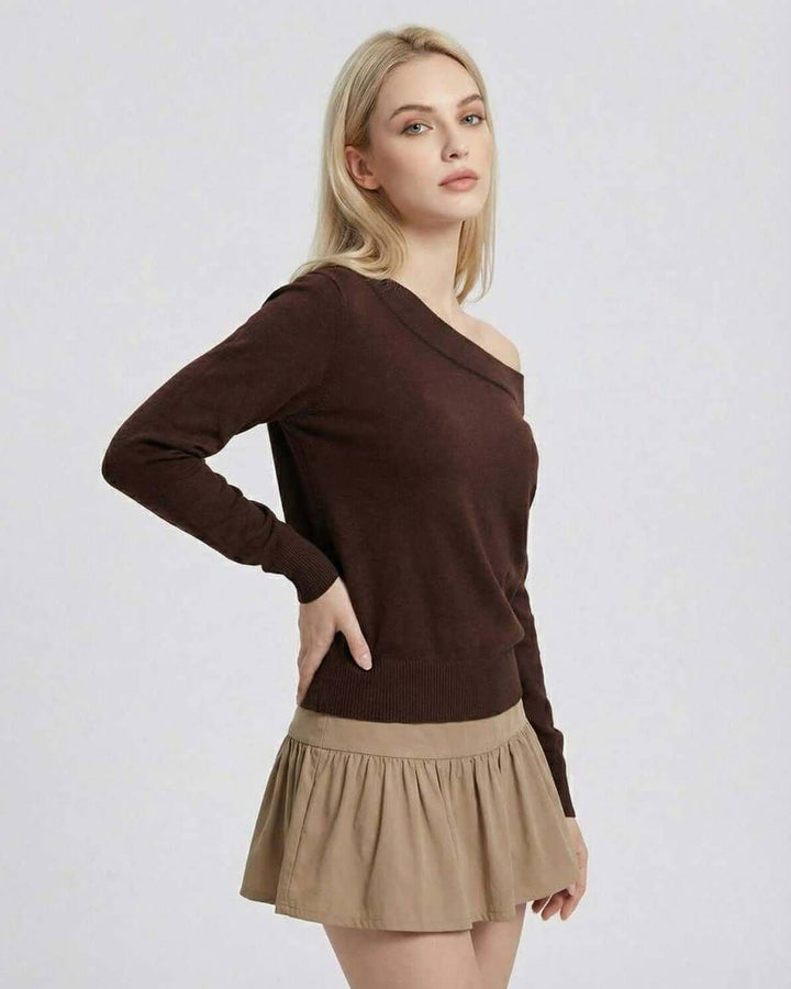 Pullover marrón de mujer con hombros descubiertos. Suéter sofisticado de ajuste ceñido para moda femenina casual.