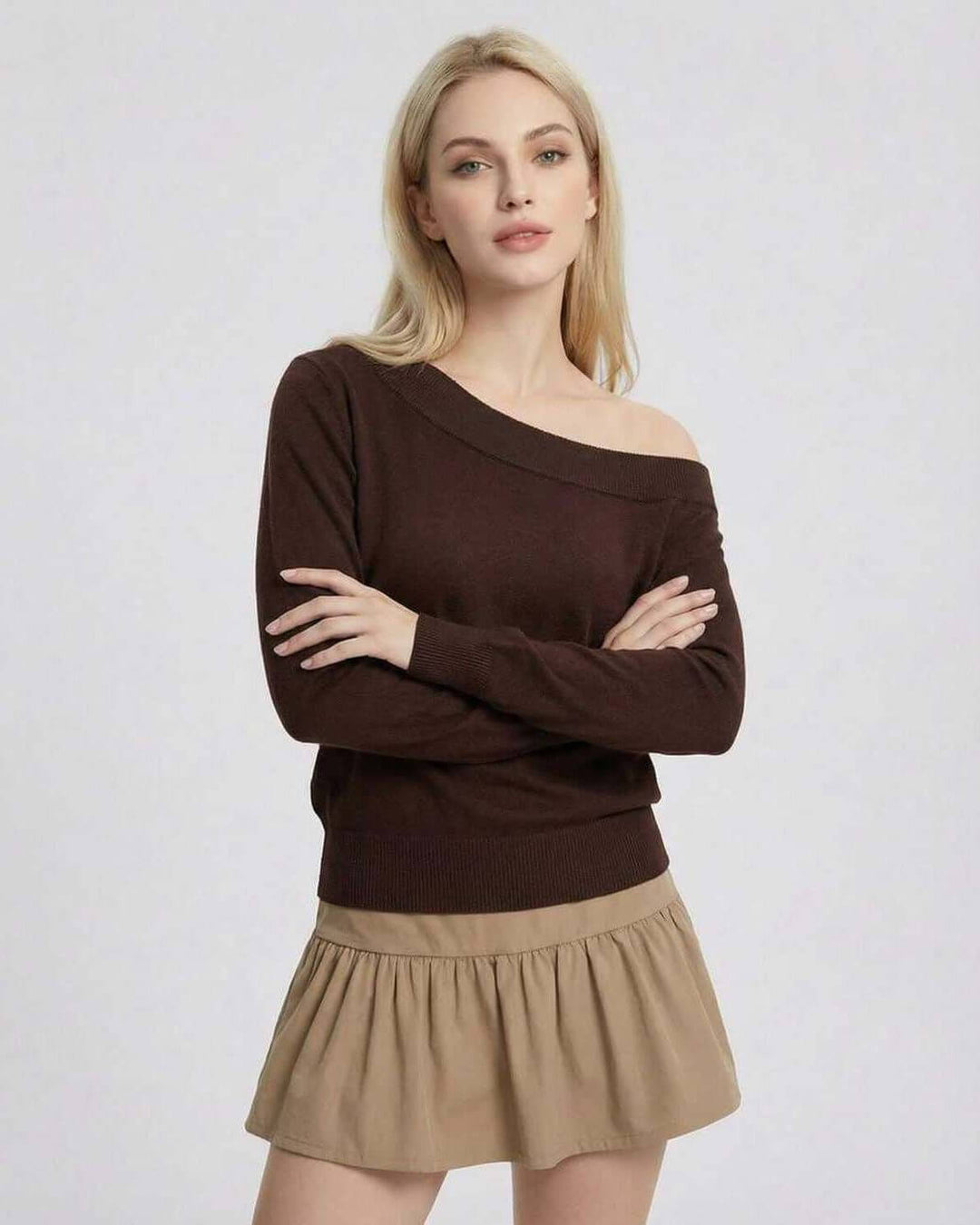 Suéter de mujer marrón con hombros descubiertos, manga larga. Pullover elegante y cómodo para otoño/invierno.