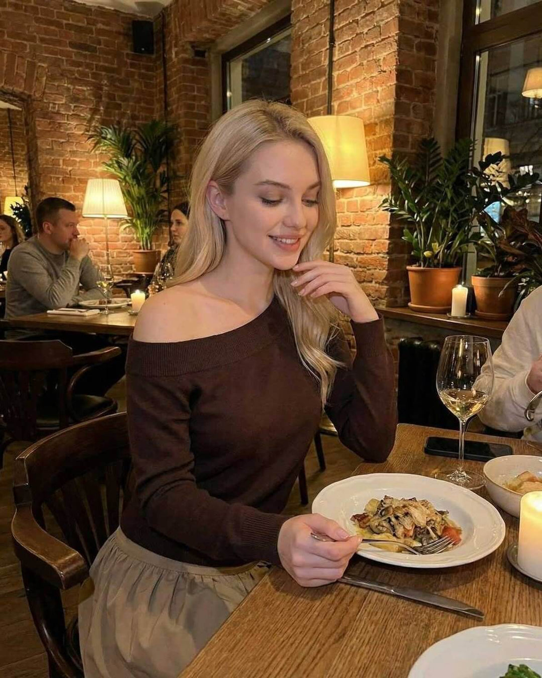 Pullover de mujer marrón con hombros descubiertos. Suéter de manga larga de moda femenina para invierno y otoño.