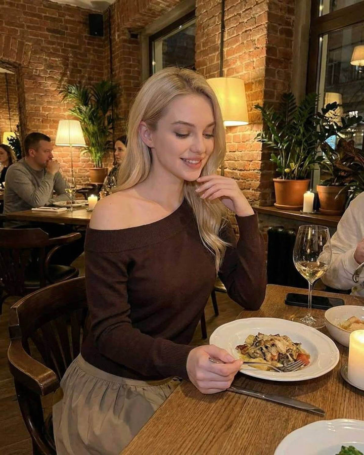 Pullover de mujer marrón con hombros descubiertos. Suéter de manga larga de moda femenina para invierno y otoño.
