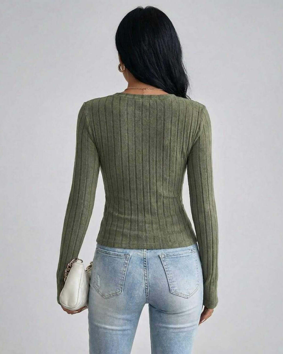 Elegante suéter verde ajustado para mujer con escote en V. Perfecto para looks casuales o de oficina de invierno.