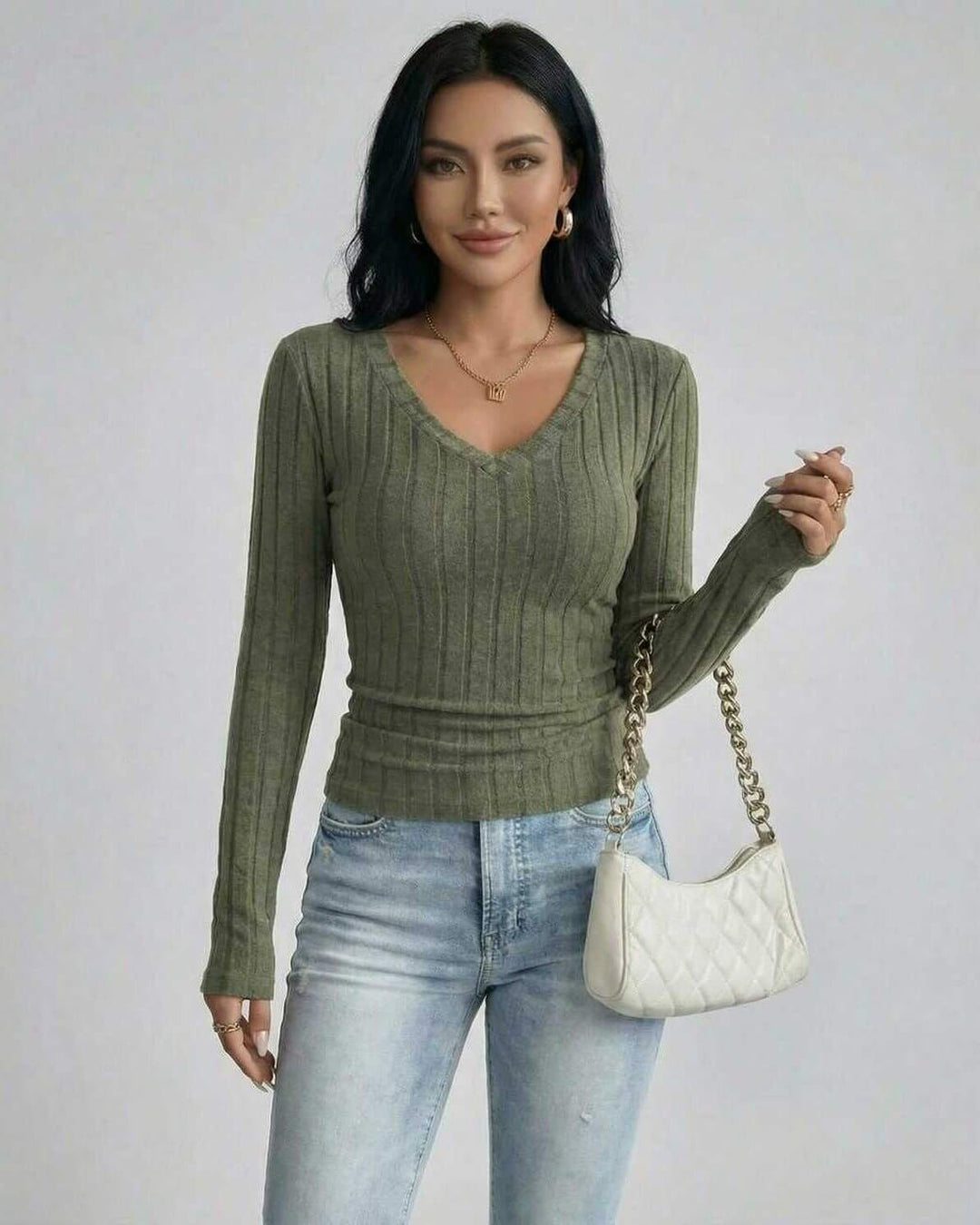 Suéter verde de mujer con escote en V y corte ajustado, manga larga. Ideal para otoño e invierno.