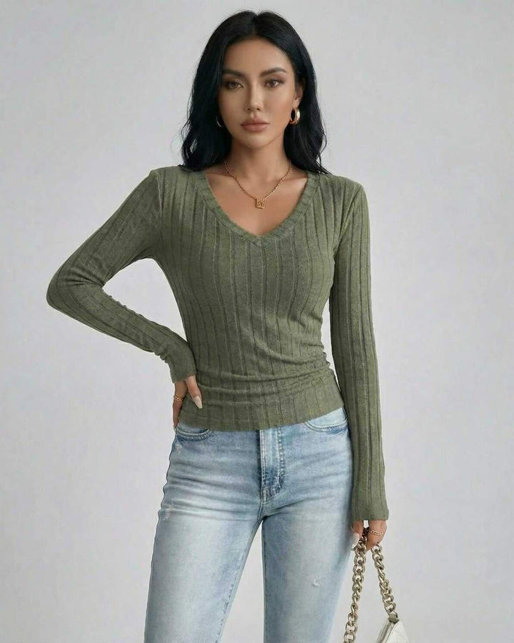 Suéter casual verde botella para mujer con escote en V, corte ajustado. Ideal para look moderno de otoño.