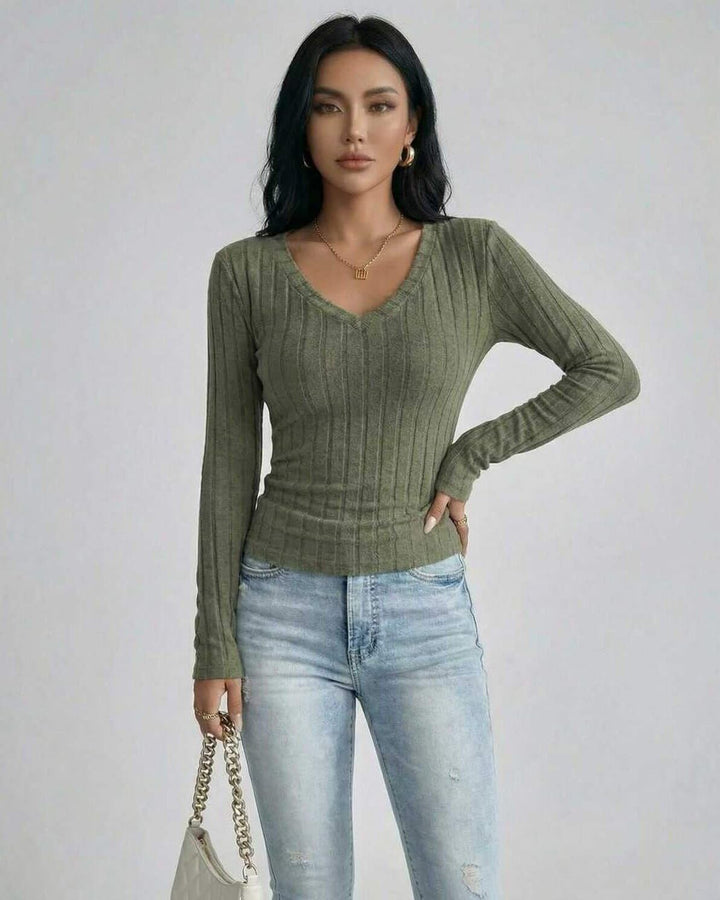 Suéter verde oliva de mujer, escote en V, ajustado y manga larga. Perfecto para días frescos de otoño e invierno.