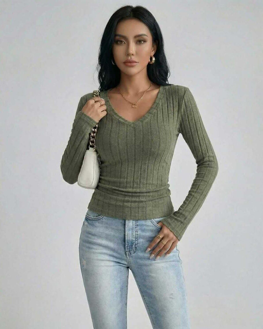 Suéter verde ajustado con escote en V, realza la figura femenina. Ideal para outfits elegantes de invierno.