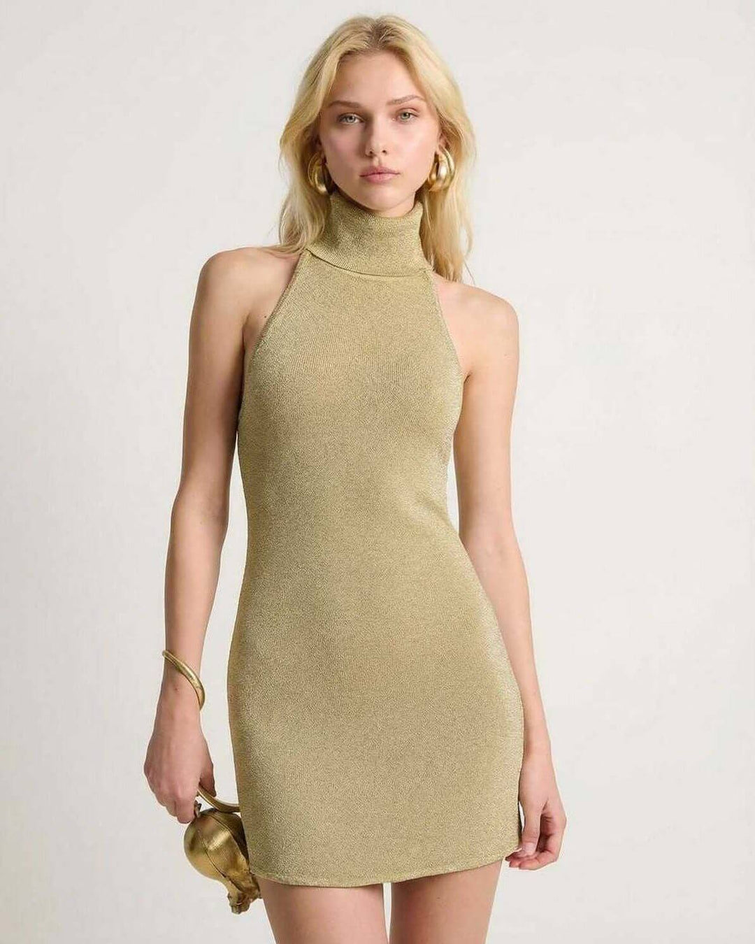 Vestido bodycon elegante verde oliva sin mangas con cuello halter, perfecto para invitada de boda.
