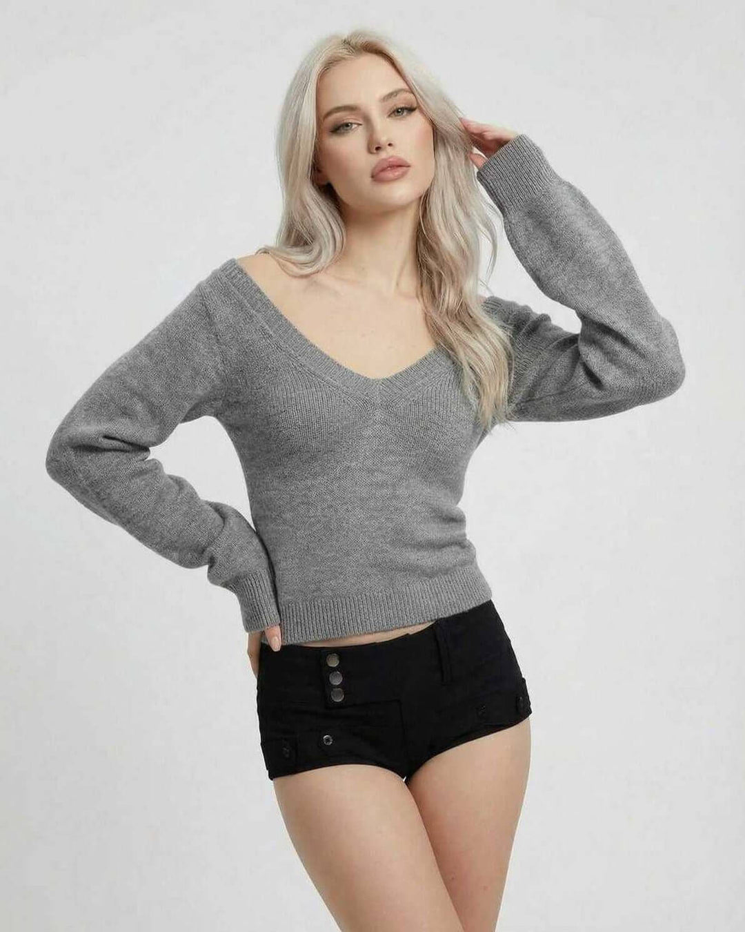 Suéter de mujer con cuello en V, corte slim fit. Ideal para un look elegante y casual de otoño/invierno.