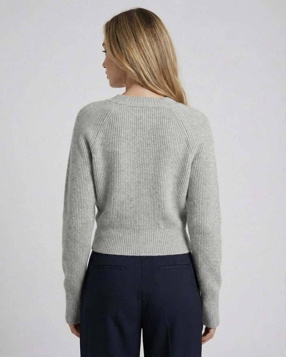 Suéter blanco cruzado de mujer, cómodo y moderno. Perfecto para otoño, estilo casual o de oficina.