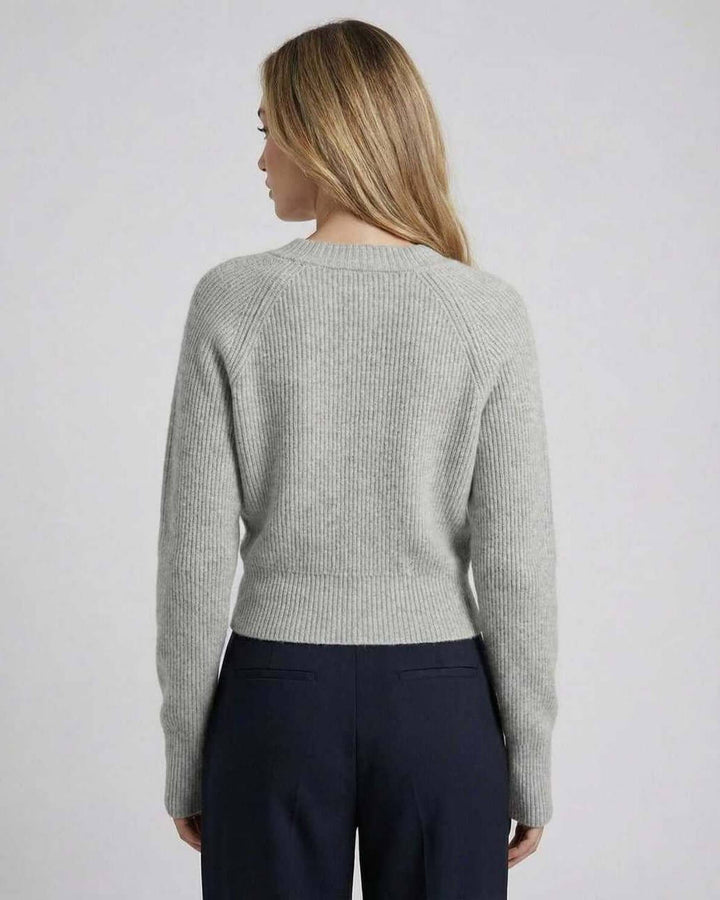 Suéter blanco cruzado de mujer, cómodo y moderno. Perfecto para otoño, estilo casual o de oficina.