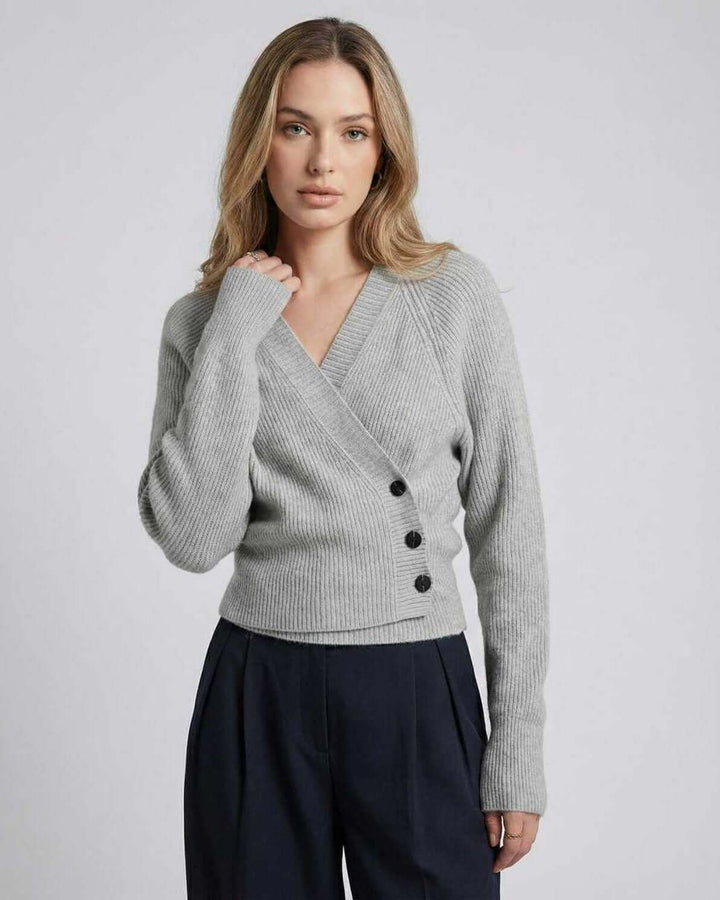 Suéter blanco cruzado de manga larga para mujer. Versátil, elegante y moderno para cualquier ocasión.