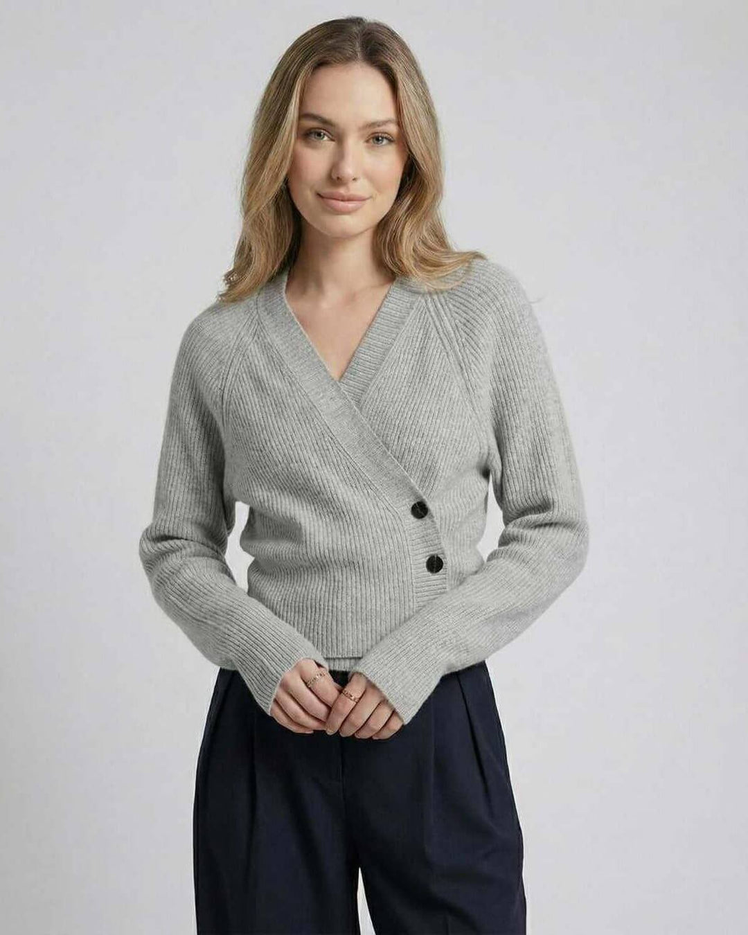 Suéter blanco de mujer, diseño cruzado, manga larga. Moderno y cálido para la moda de invierno y otoño.
