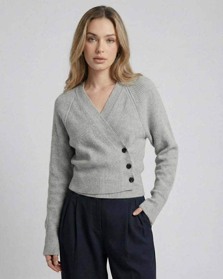 Mujer vistiendo suéter blanco cruzado de manga larga. Moda femenina, cómodo y con estilo moderno.
