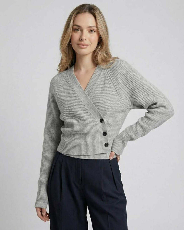 Suéter blanco cruzado elegante para mujer, ideal para invierno y oficina. Manga larga, estilo moderno.