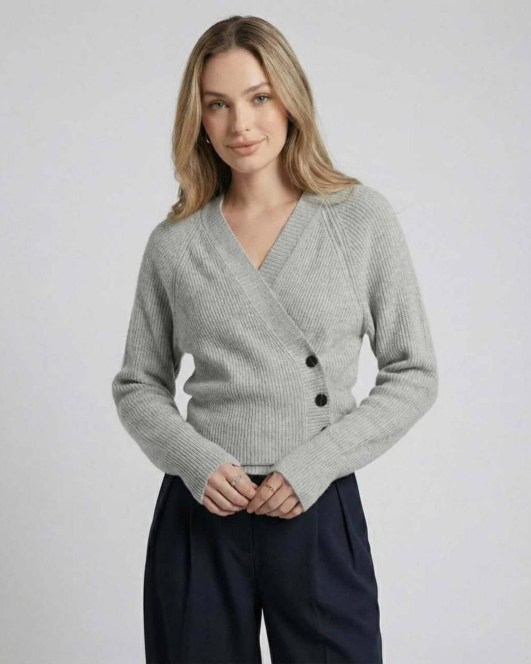 Suéter blanco elegante de mujer, estilo cruzado. Ideal para ropa de oficina chic y look moderno de otoño.