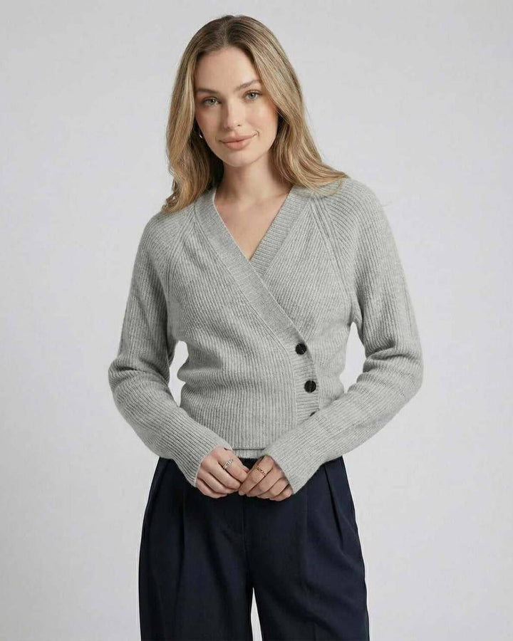 Suéter blanco elegante de mujer, estilo cruzado. Ideal para ropa de oficina chic y look moderno de otoño.