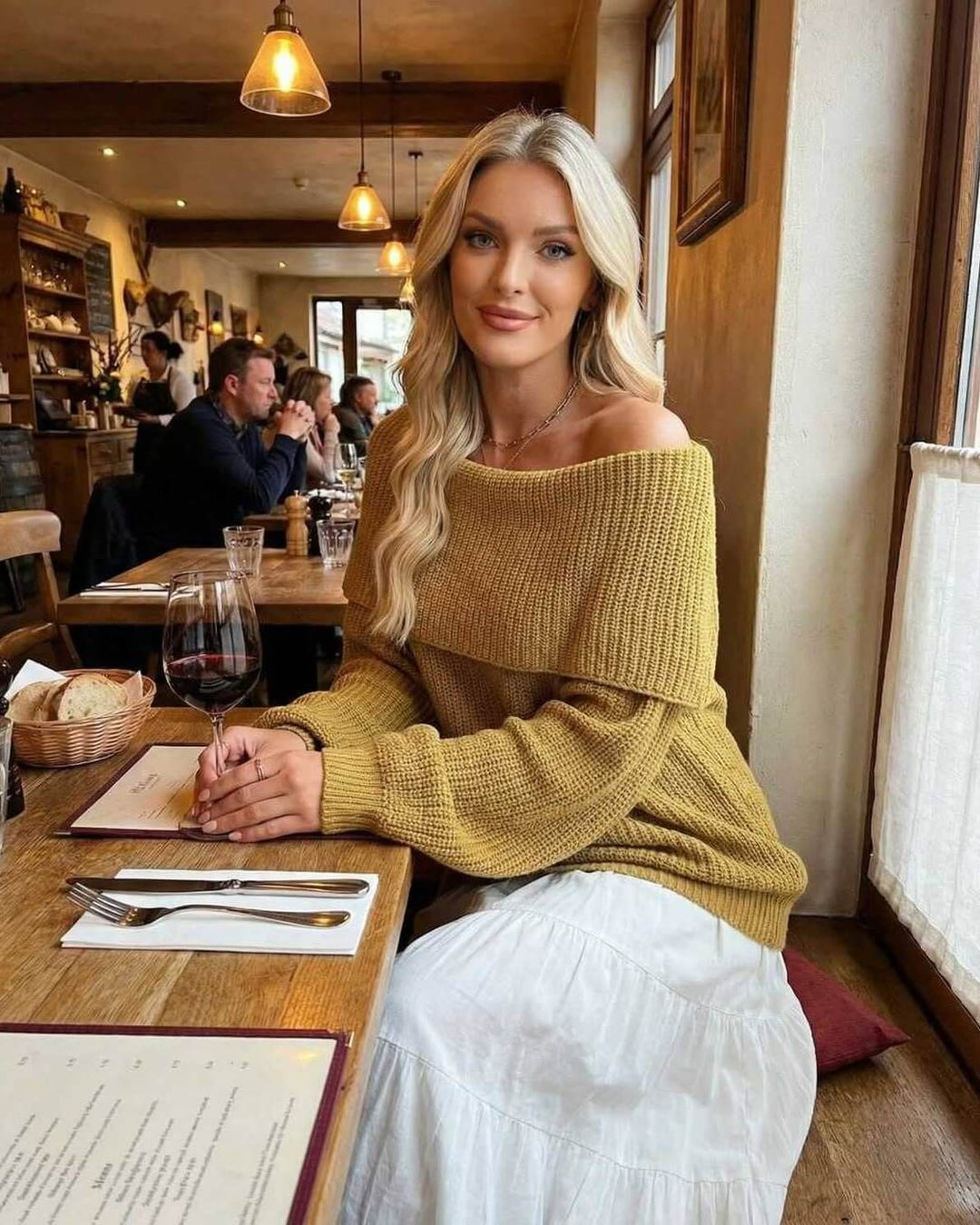 Suéter de mujer Sahara blanco oversized, un pulóver elegante con hombro caído. Tendencia de moda femenina para invierno/otoño.