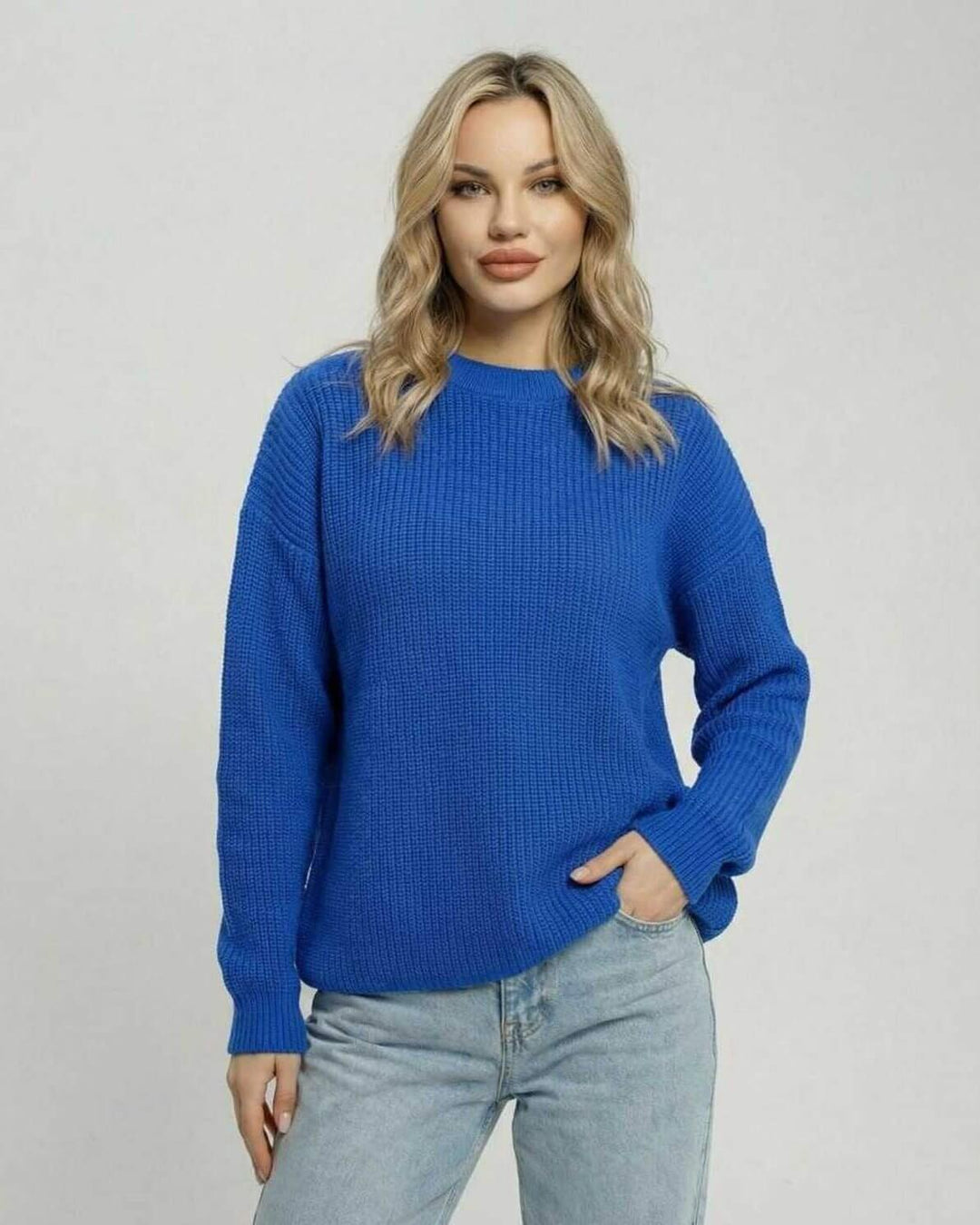 Suéter casual azul de mujer, holgado y de manga larga. Ideal para combinar en looks de otoño e invierno.
