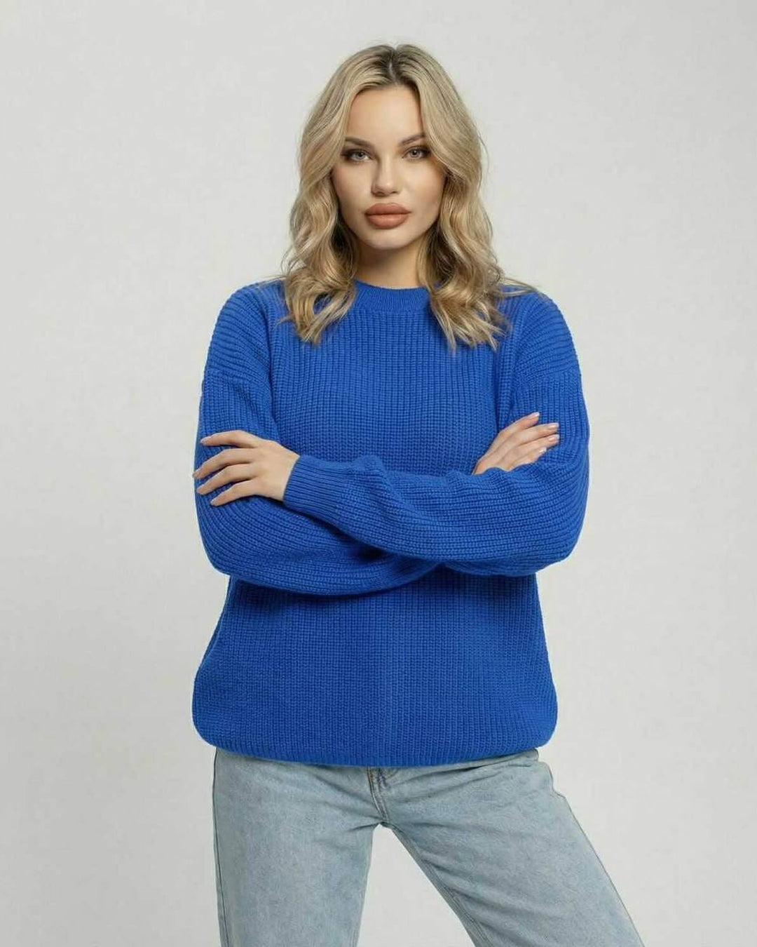 Suéter azul elegante y relajado para mujer, manga larga y cuello redondo. Comodidad y estilo garantizados.