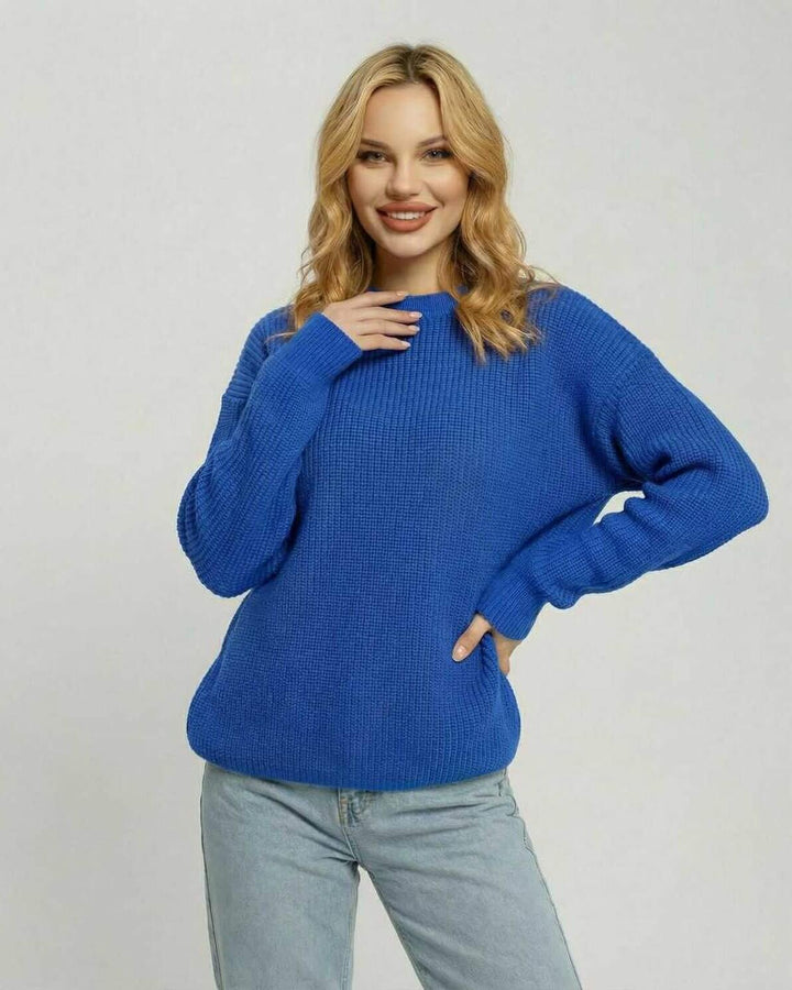 Mujer luciendo suéter azul holgado de punto, ideal para un look casual y confortable de invierno.