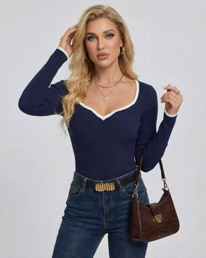 Suéter de punto blanco con cuello V para mujer, corte ajustado. Confort y elegancia en tu guardarropa.