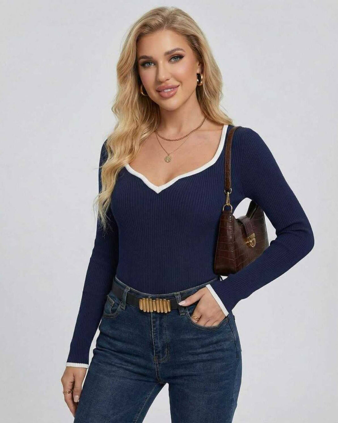 Suéter blanco de mujer con cuello en V, ajustado y elegante. Ideal para looks de otoño e invierno.