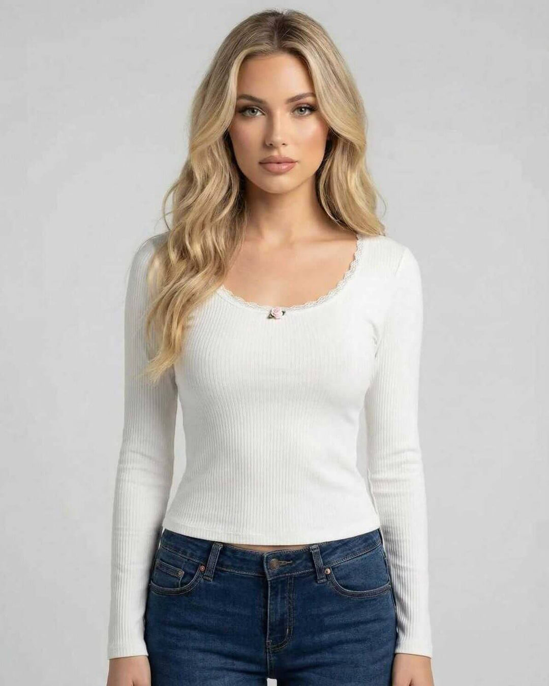 Suéter blanco de mujer con encaje, diseño ajustado y cómodo. Perfecto para la moda femenina de invierno y casual.