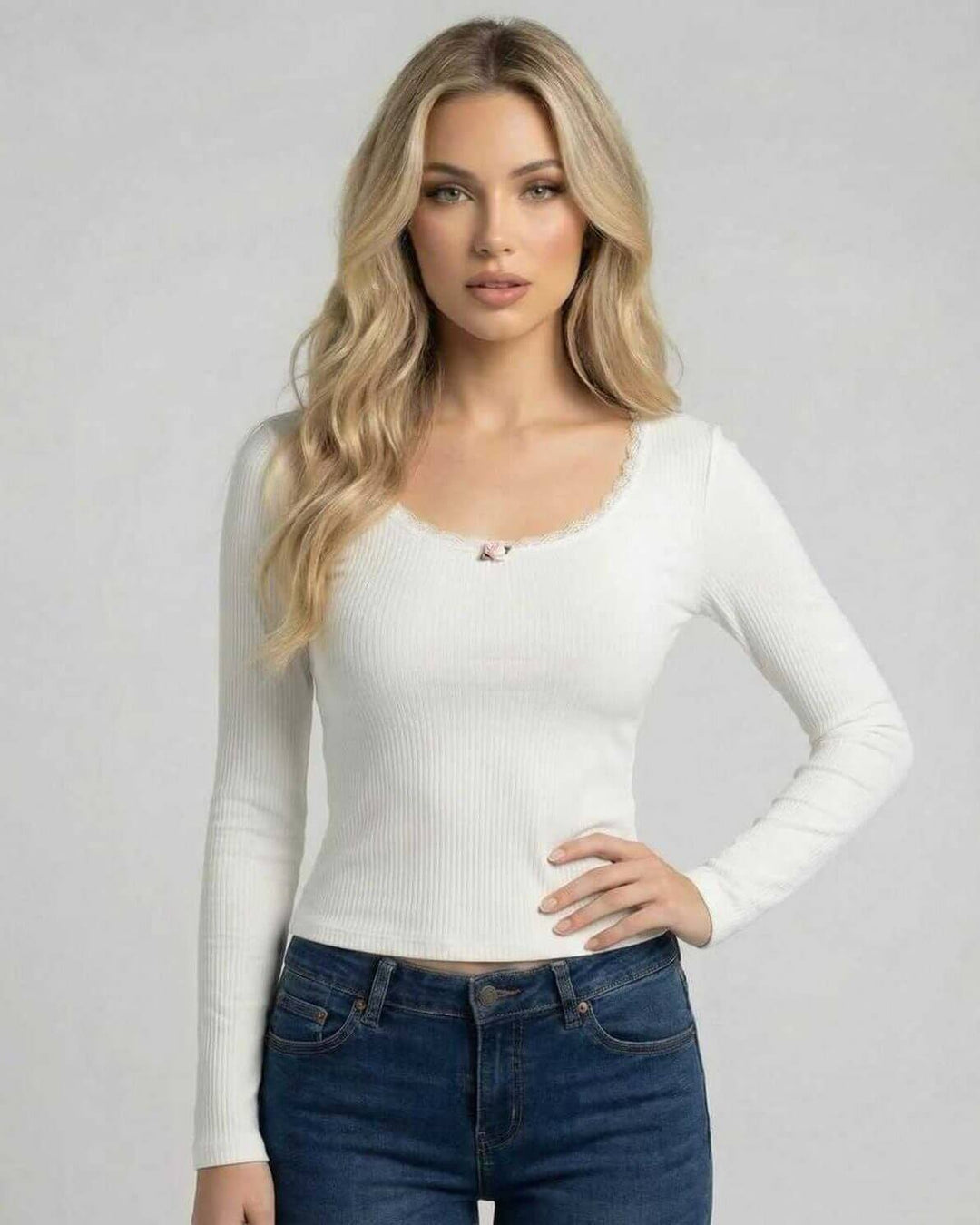 Suéter de manga larga blanco con encaje, prenda esencial de otoño/invierno. Aporta un look femenino y moderno a tu outfit.