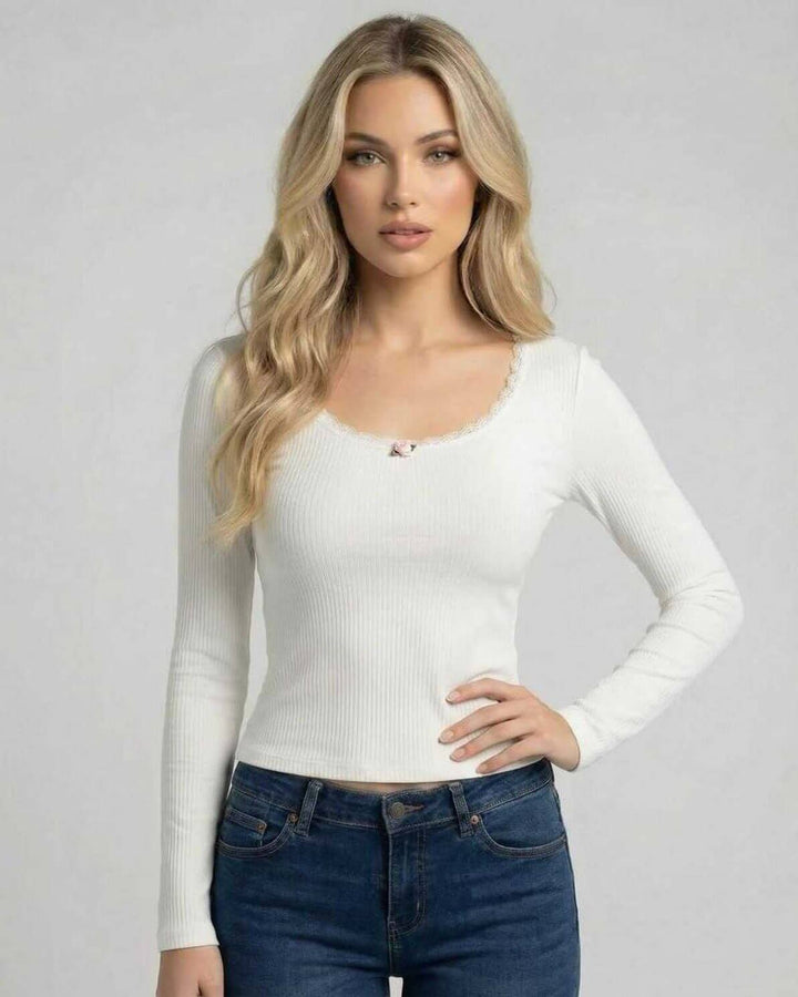 Suéter de manga larga blanco con encaje, prenda esencial de otoño/invierno. Aporta un look femenino y moderno a tu outfit.