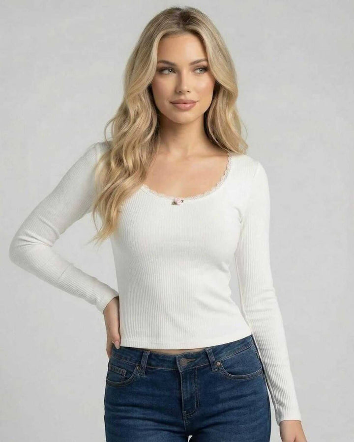 Pullover blanco ajustado de mujer con encaje floral. Manga larga, ideal para vestir con estilo y elegancia en otoño.